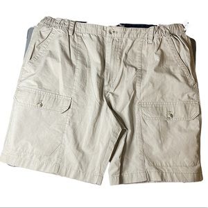Van Heusen traveler cargo shorts, classic fit! 
Khaki color 40 x 9‎